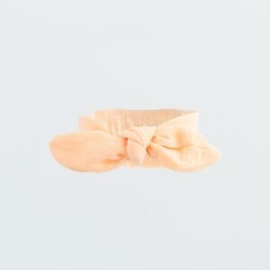 Klasická dojčenská mušelínová čelenka Leny Peach – jemný doplnok do outfitu