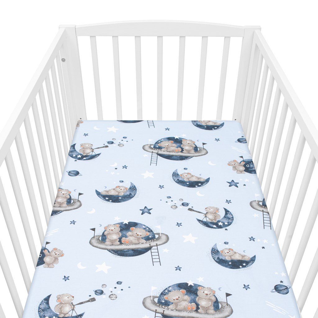 Bavlnené prestieradlo do postieľky s motívom Teddy bear in space 120×60 cm, 90×150 cm – mäkký základ pre pohodlný spánok