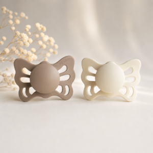 Dvojbalenie anatomických silikónových cumlíkov FRIGG Butterfly – Portobello/Cream 0–6 m